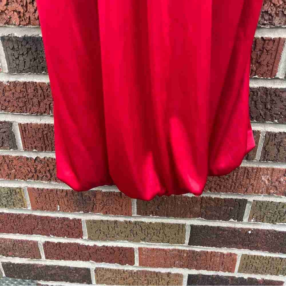 Elegant Red Sleeveless Dress - Picture 3 of 3